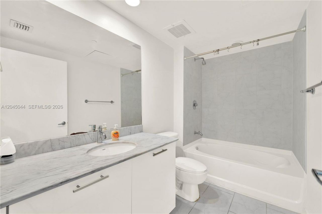 950 Brickell Bay Dr, Unit 802, Miami, FL 33131 Photo