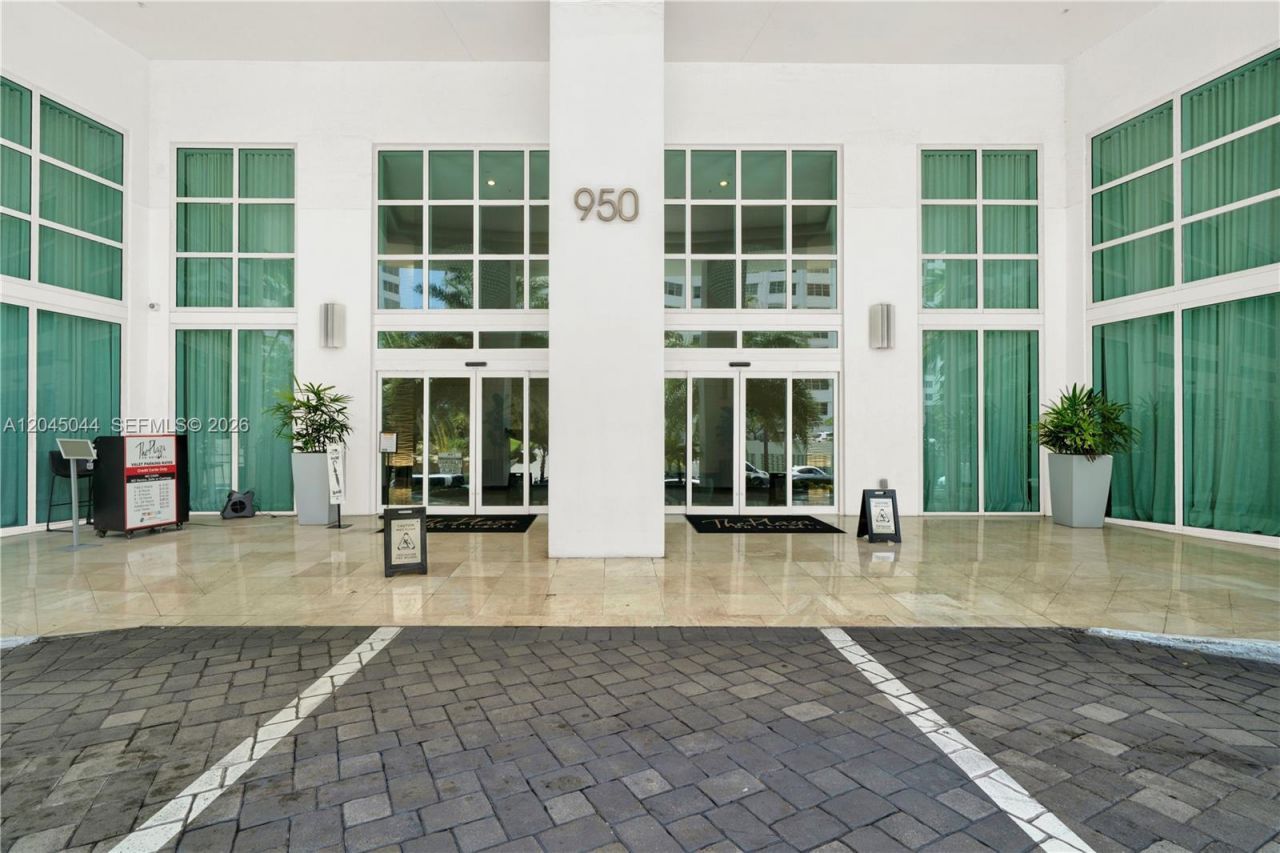 950 Brickell Bay Dr, Unit 802, Miami, FL 33131 Photo