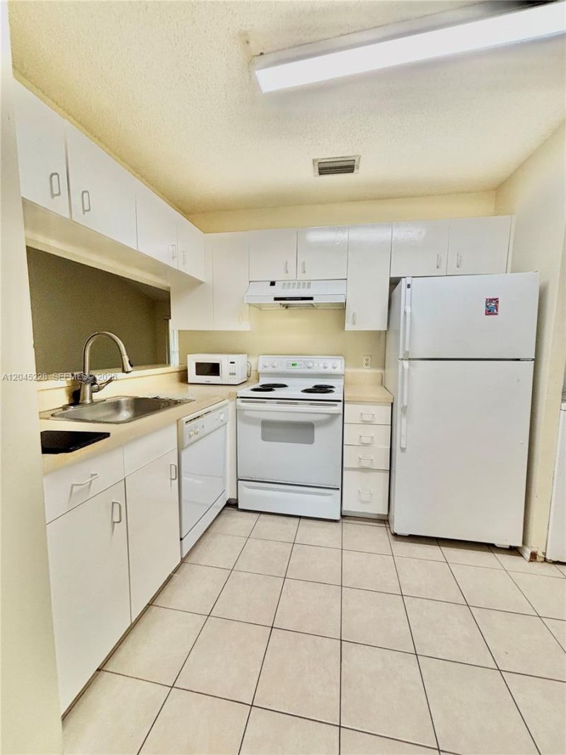 1040 Coral Club Dr, Unit 1040, Coral Springs, FL 33071 Photo