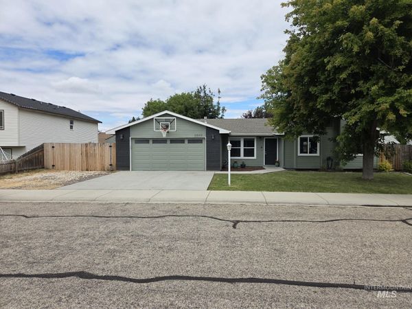2860 W Santa Clara Dr, Meridian, ID 83642