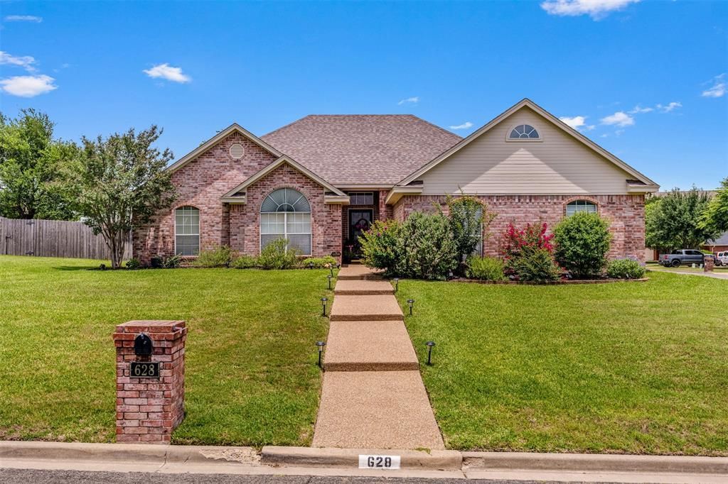628 Willow Creek Drive, Hewitt, TX 76643 Main Photo