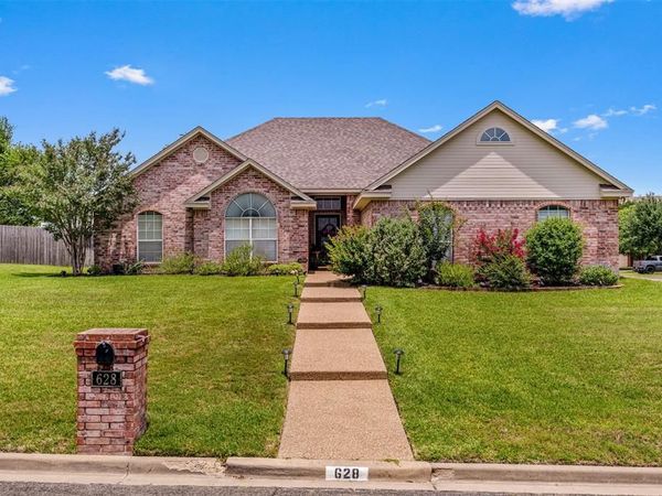 628 Willow Creek Drive, Hewitt, TX 76643