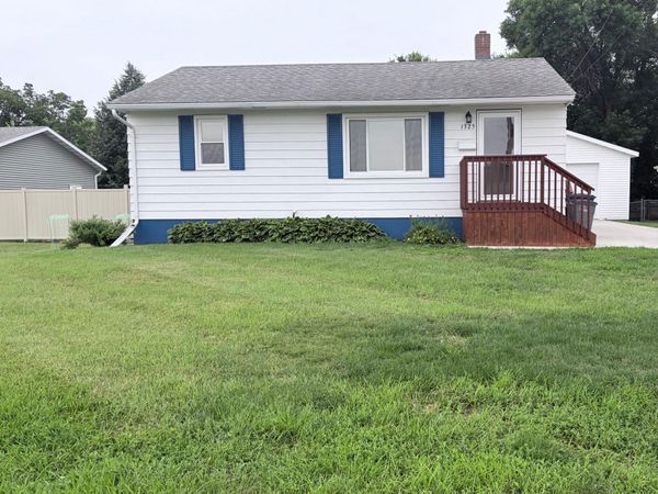 1325 8th Avenue N, Moorhead, MN 56560