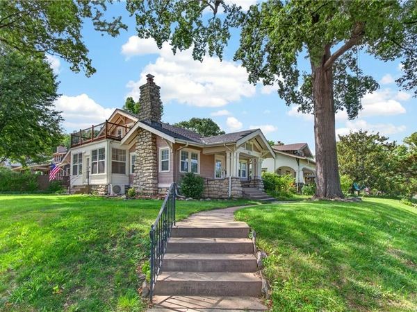 5850 Brookside Boulevard, Kansas City, MO 64113