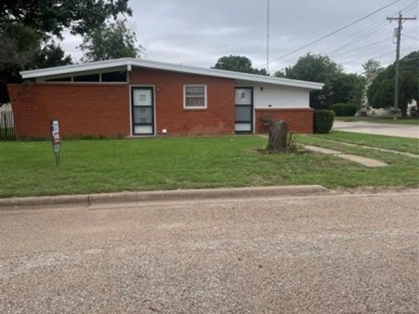 1140 W Forest Street, Munday, TX 76371