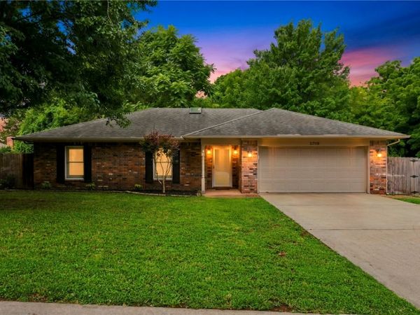 2709 N Wakefield Place, Fayetteville, AR 72703