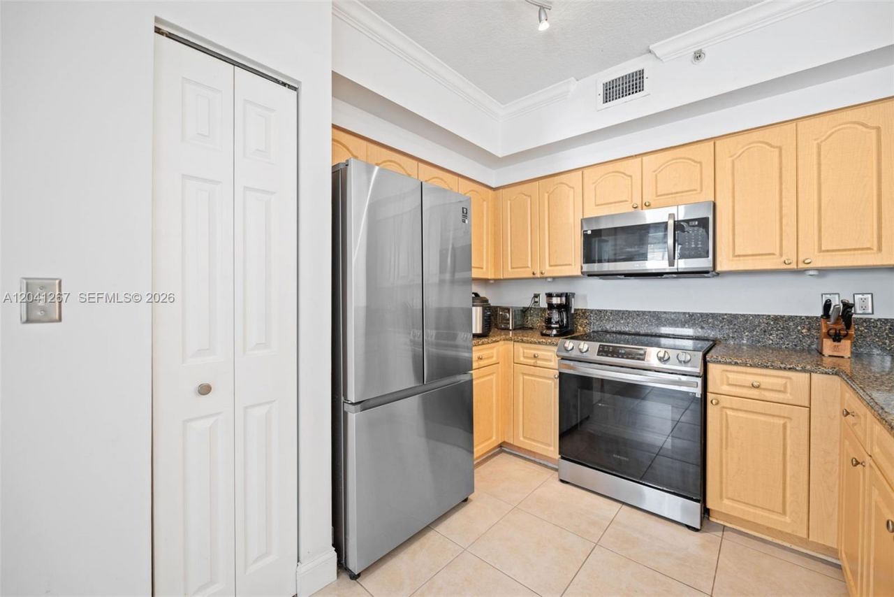 6861 SW 44th St , Unit 202, Miami, FL 33155 Photo