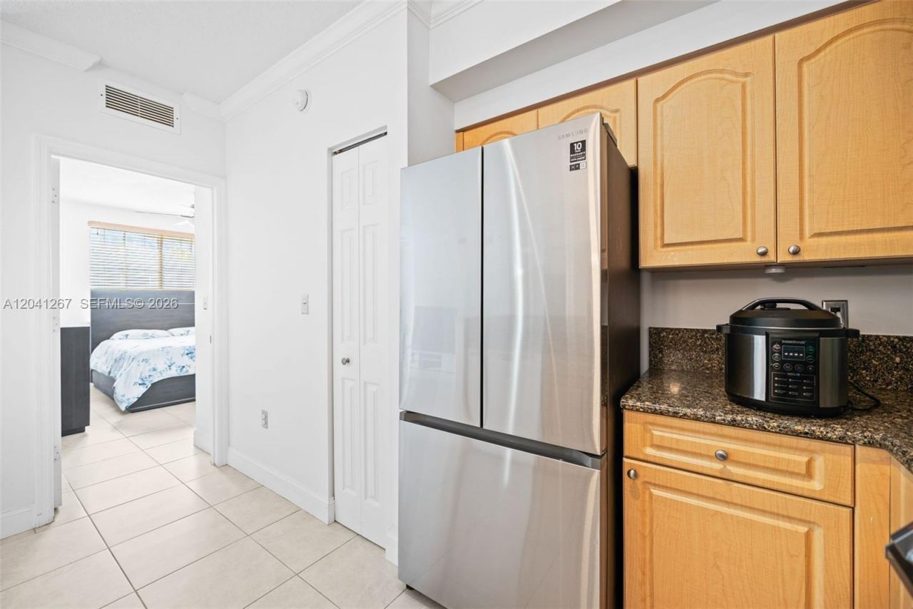 6861 SW 44th St , Unit 202, Miami, FL 33155 Photo