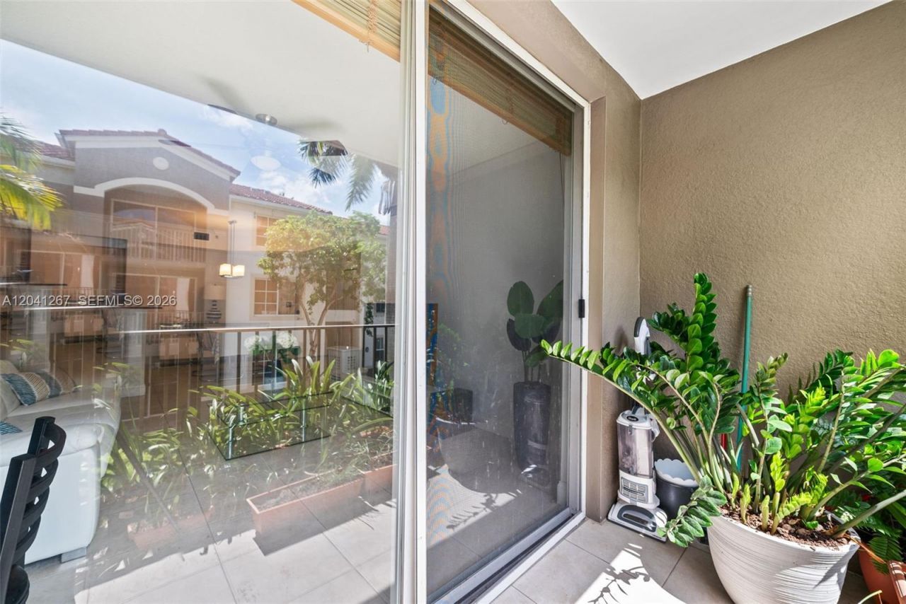 6861 SW 44th St, Unit 202, Miami, FL 33155 Photo