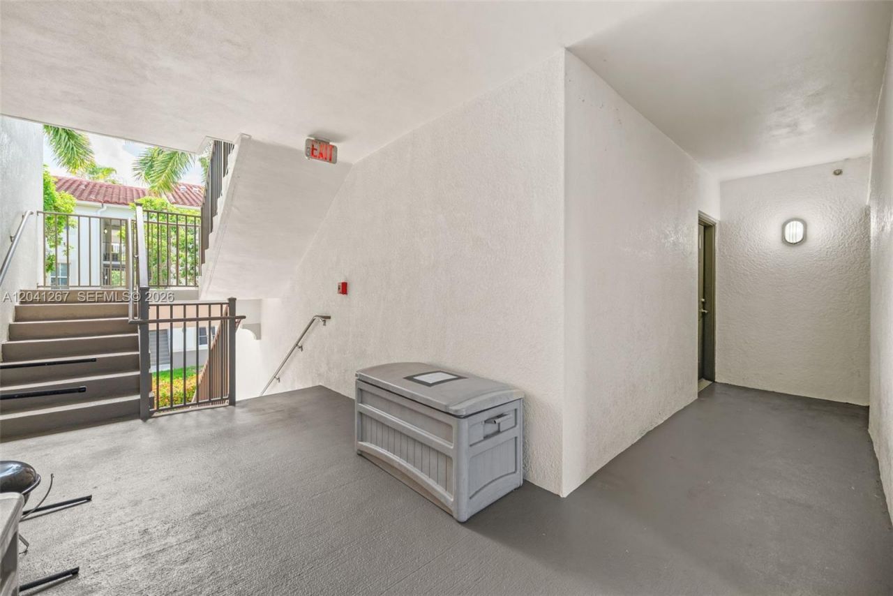 6861 SW 44th St, Unit 202, Miami, FL 33155 Photo