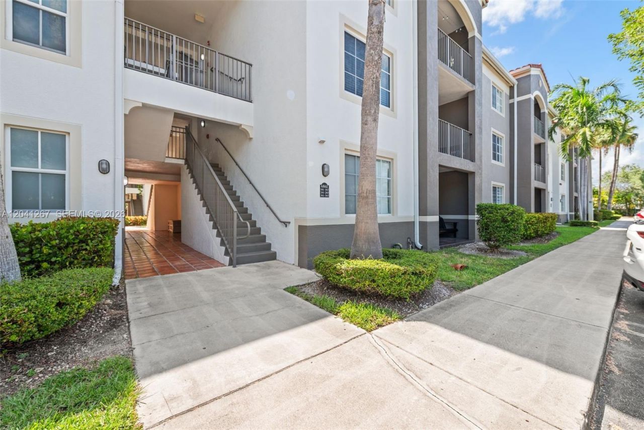 6861 SW 44th St , Unit 202, Miami, FL 33155 Photo