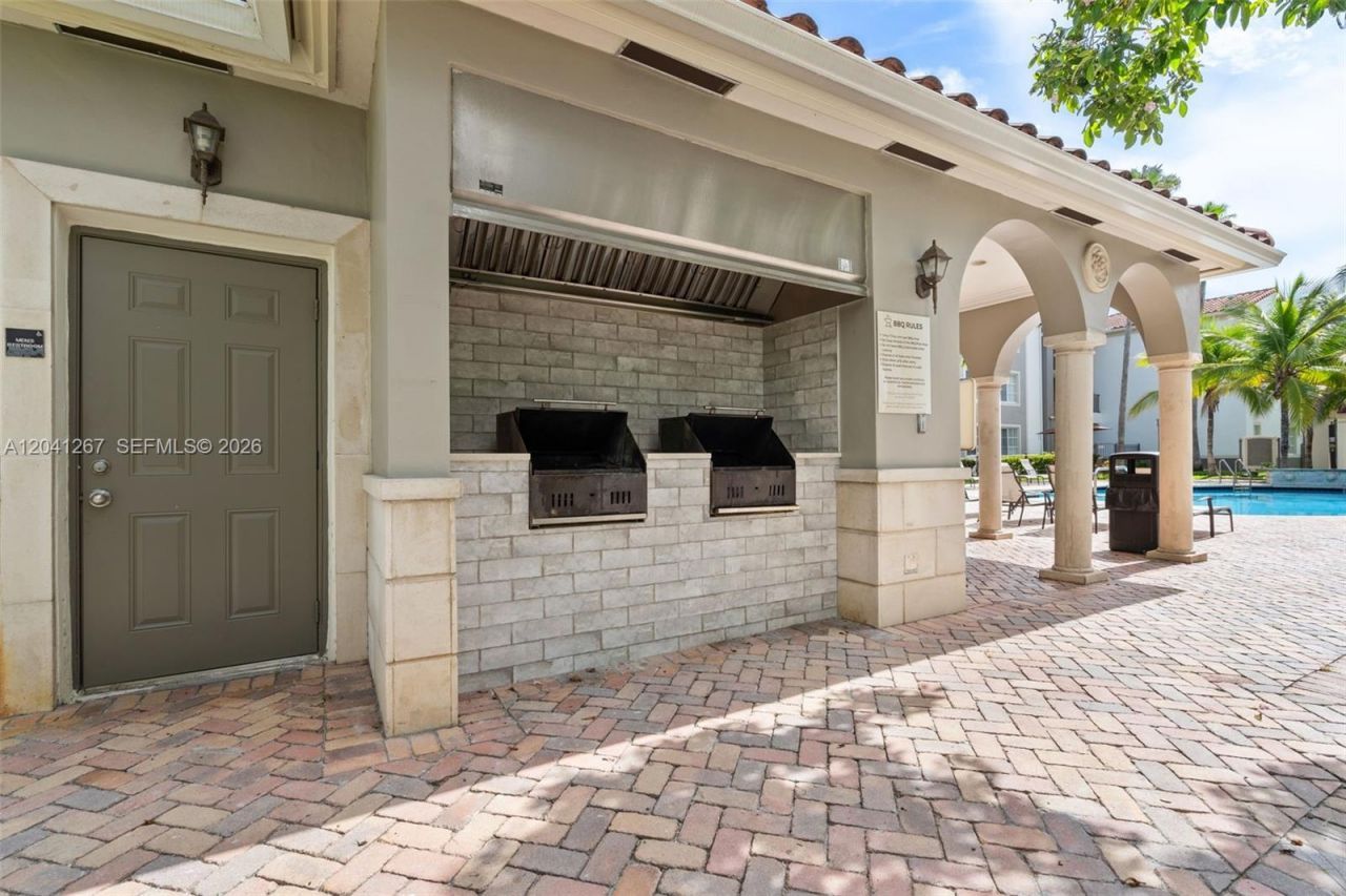 6861 SW 44th St, Unit 202, Miami, FL 33155 Photo