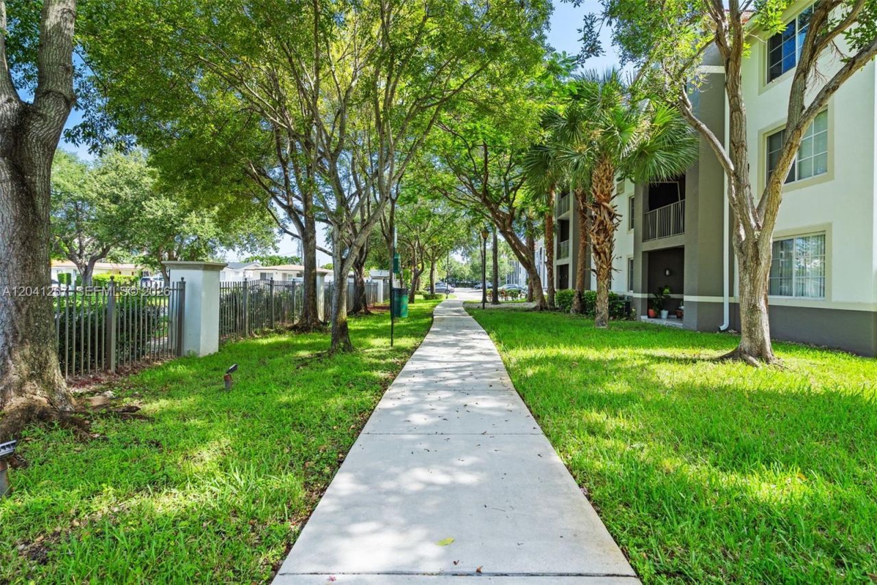 6861 SW 44th St, Unit 202, Miami, FL 33155 Photo