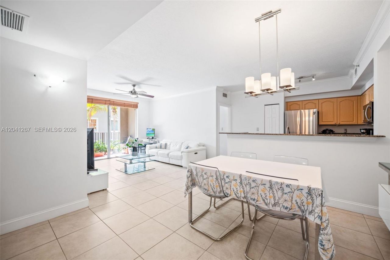 6861 SW 44th St , Unit 202, Miami, FL 33155 Photo