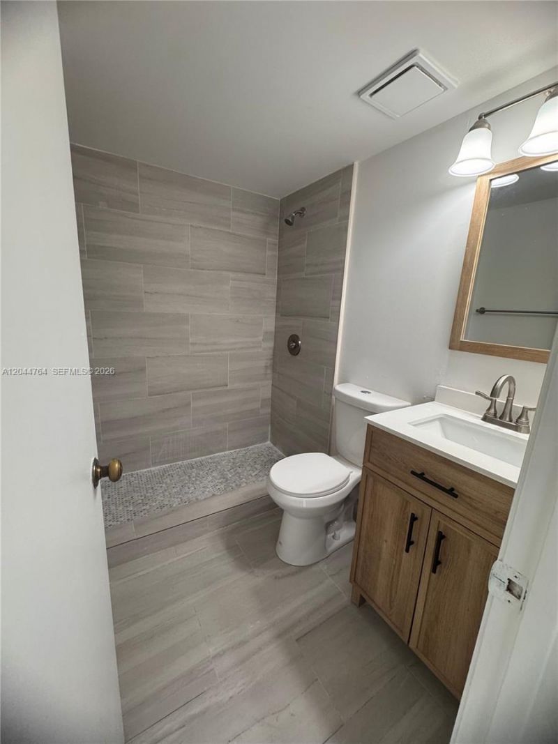 1820 W 53rd St , Unit 517, Hialeah, FL 33012 Photo
