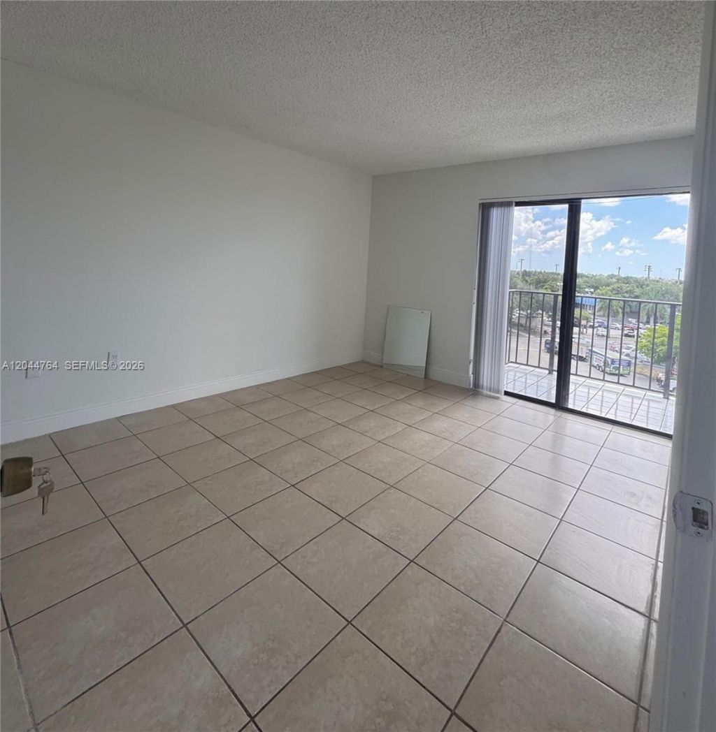 1820 W 53rd St , Unit 517, Hialeah, FL 33012 Photo