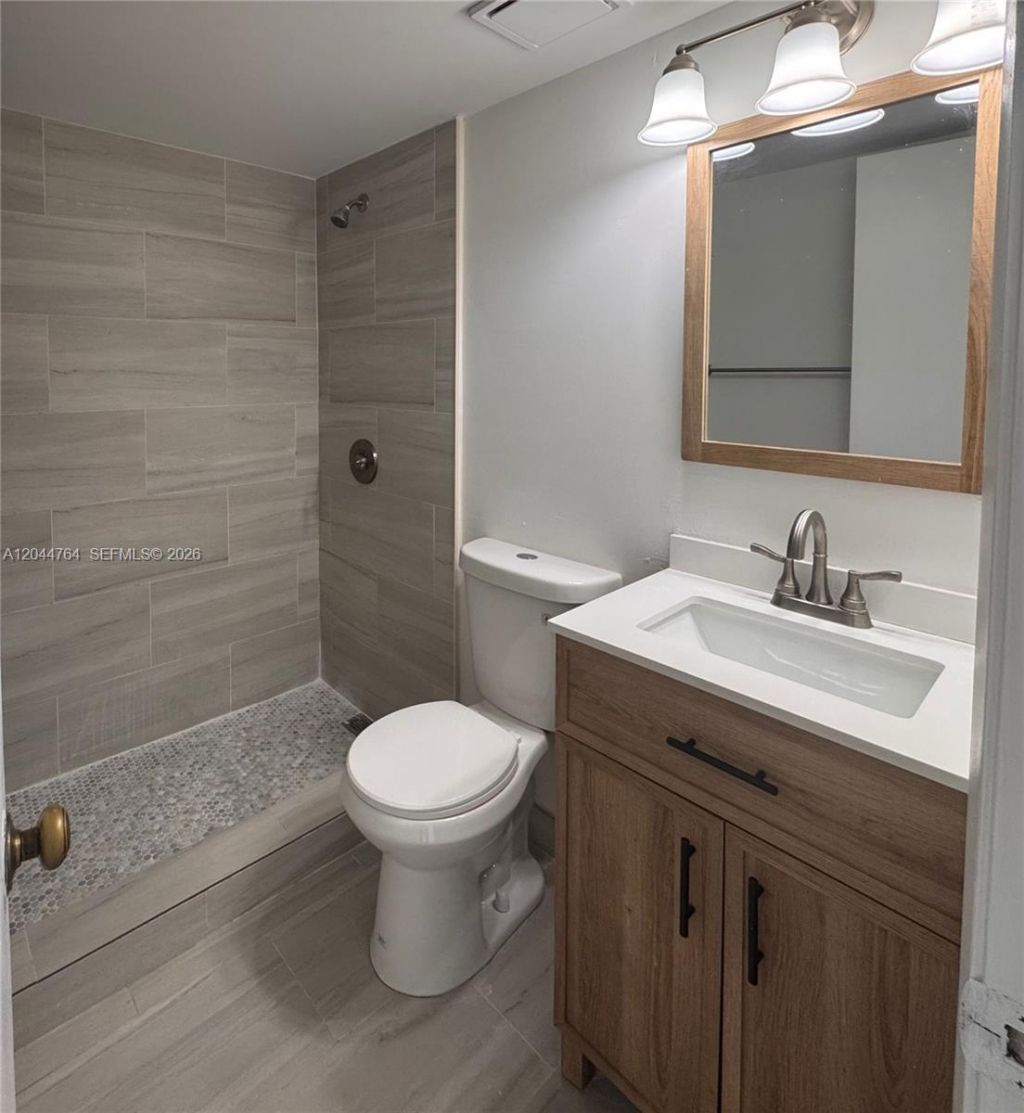 1820 W 53rd St , Unit 517, Hialeah, FL 33012 Photo