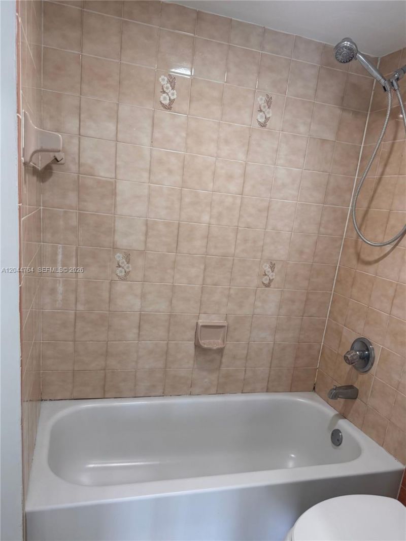 1820 W 53rd St , Unit 517, Hialeah, FL 33012 Photo