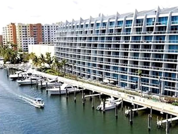 3001 NE 185th St , Aventura, FL 33180