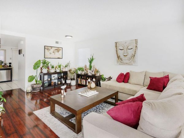 7570 Burgoyne Ln, Sacramento, CA 95823