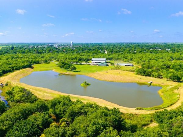 911 N Avenue C , Olney, TX 76374