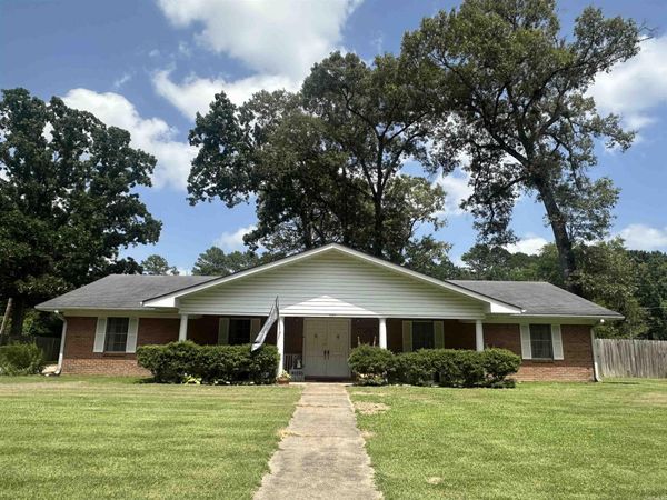 1203 Chestnut St, Crossett, AR 71635