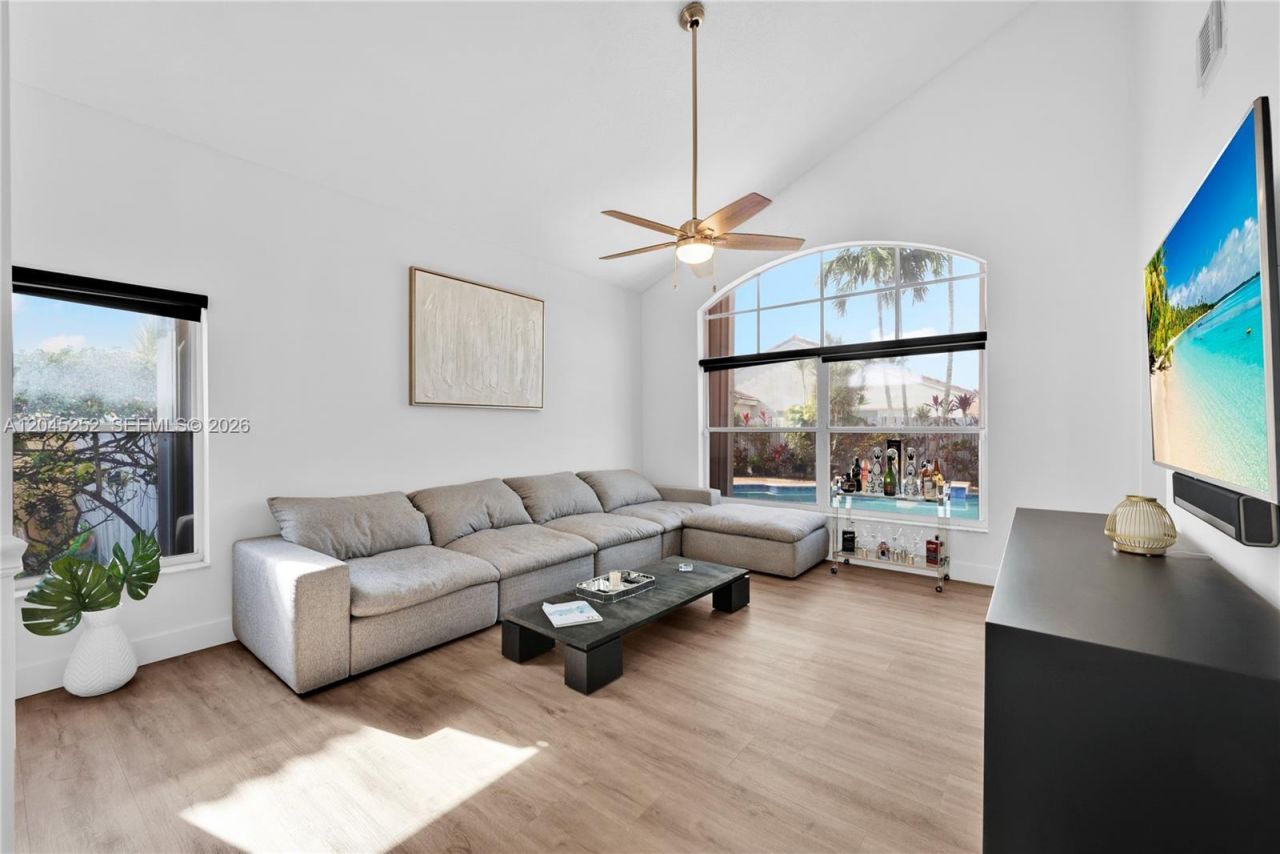 18910 NW 10th Ter, Pembroke Pines, FL 33029 Photo