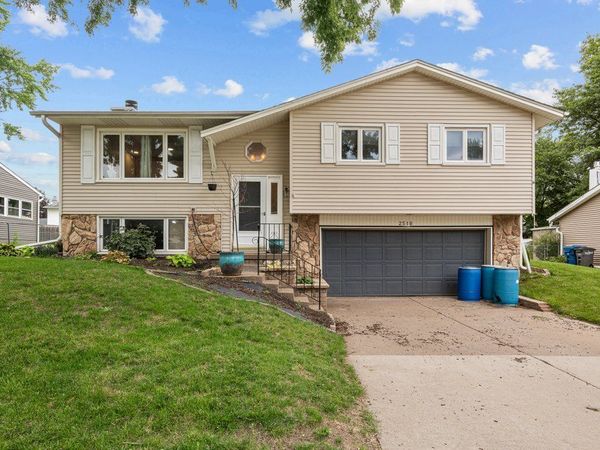2510 E Crest Avenue , Bettendorf, IA 52722