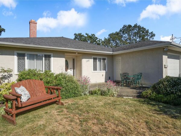 1697 Yale St , Oak Bay, BC V8R 5N5