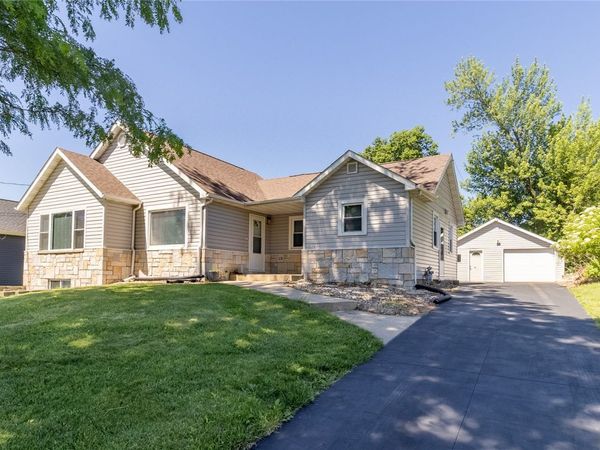 1230 Belmont Parkway NW, Cedar Rapids, IA 52405