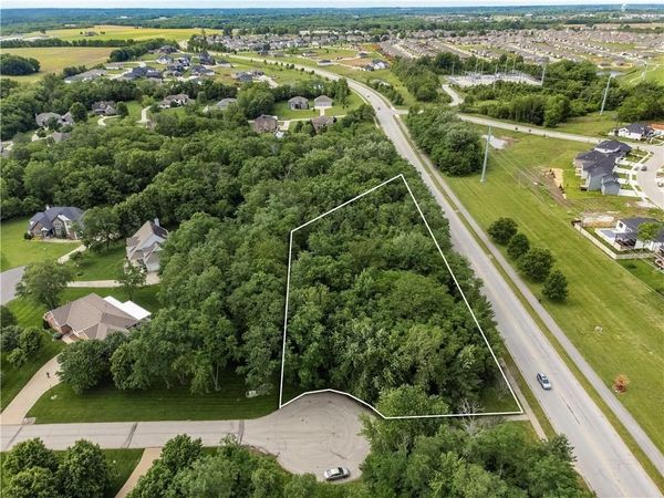 802 SE Willow Ridge Drive, Blue Springs, MO 64014