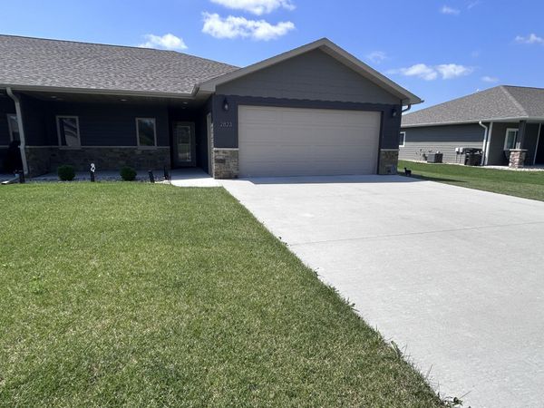  2823 Cottonwood Cir, Mitchell, SD 57301