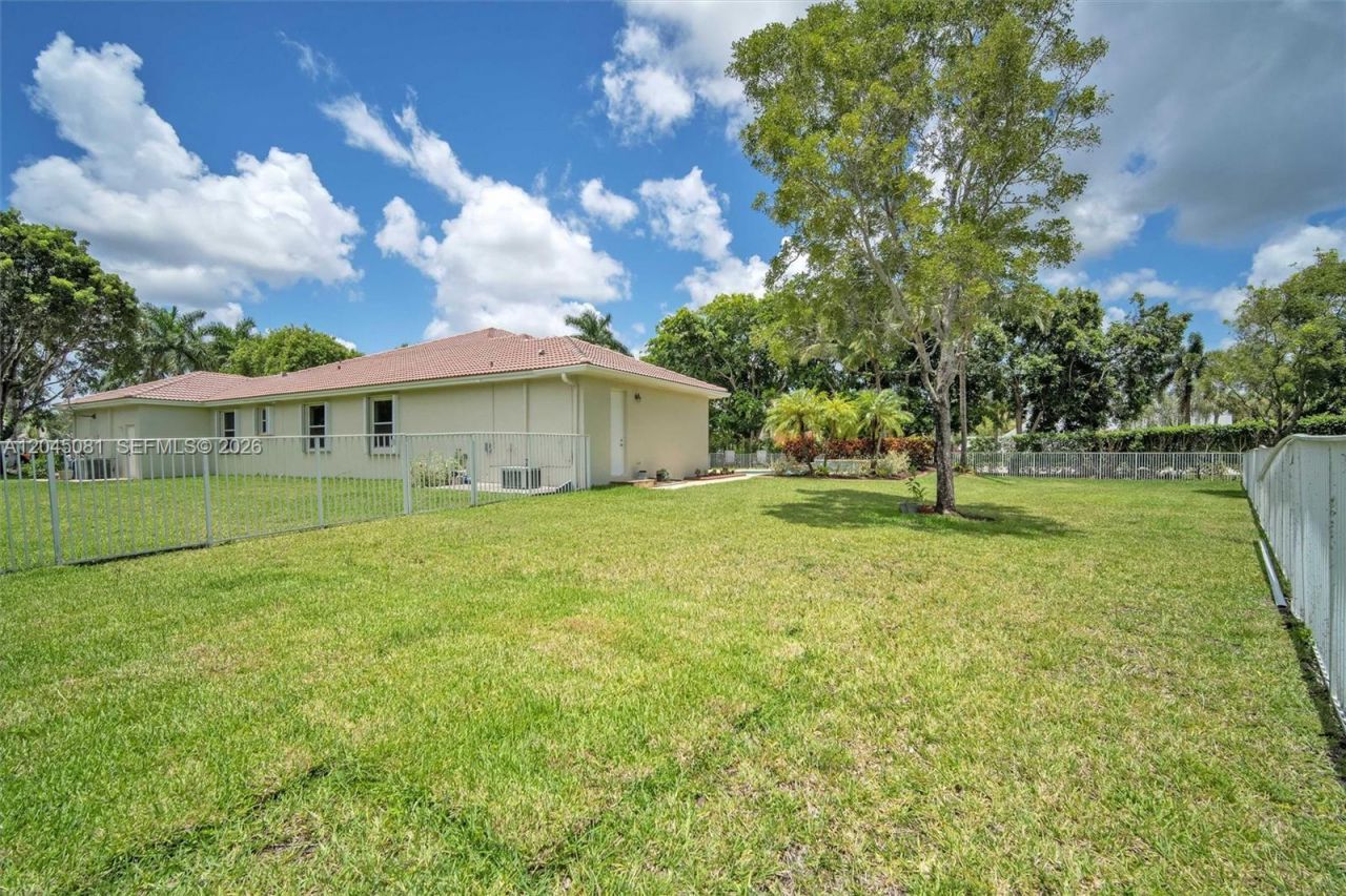 16310 Paddock Ln, Weston, FL 33326 Photo