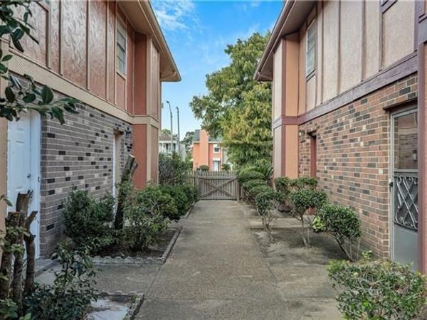 5785 TULLIS Drive, New Orleans, LA 70131