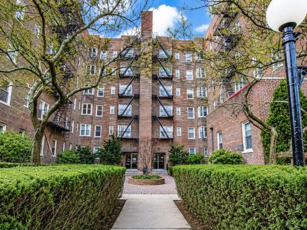 84-49 168th Street, Unit 2V, Jamaica Hills, NY 11432
