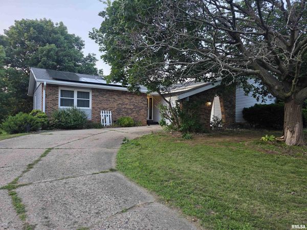 2122 HIGHWOOD Avenue, Pekin, IL 61554