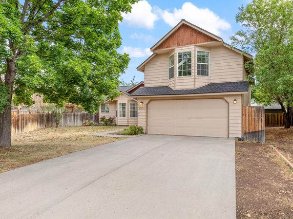 2030 SW 28th Court, Redmond, OR 97756