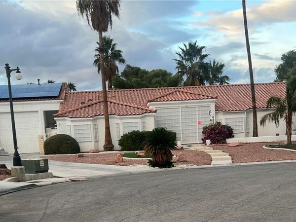 6325 Woodstock Court , Las Vegas, NV 89118