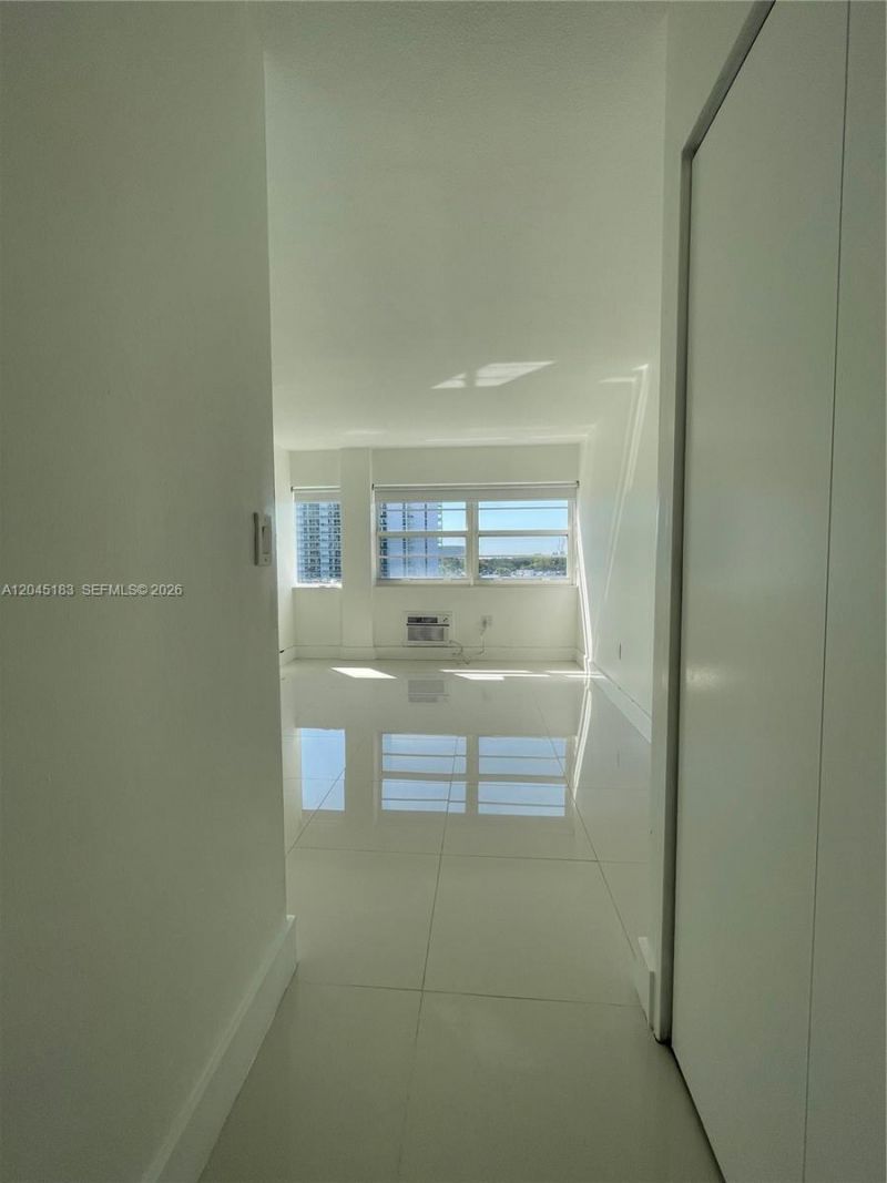 220 Kings Point Dr , Unit 502, Sunny Isles Beach, FL 33160 Photo