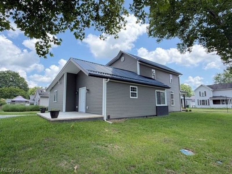 131 W 10th Street, Uhrichsville, OH 44683 Photo 2