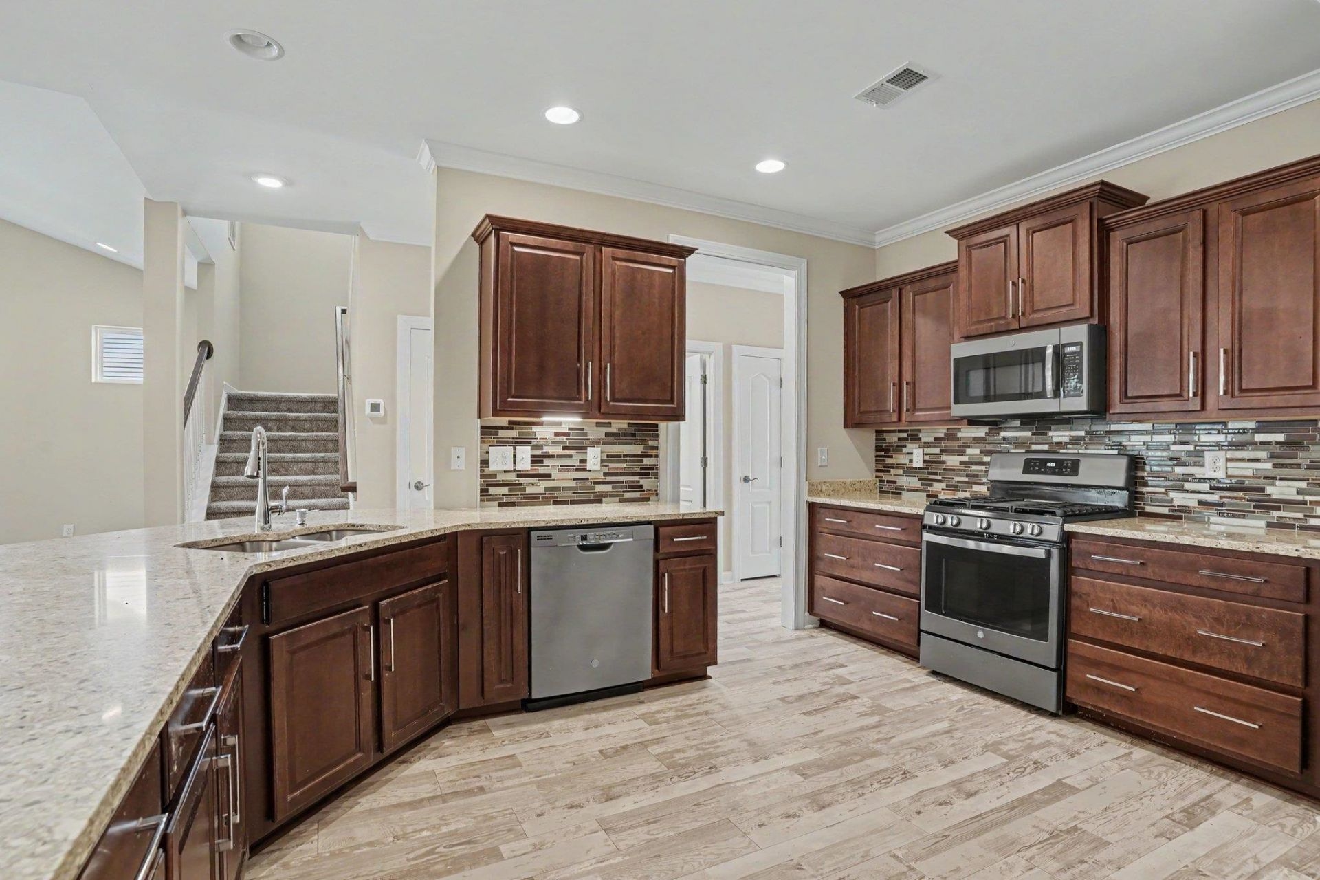405 Goldenrod Circle Photo 10