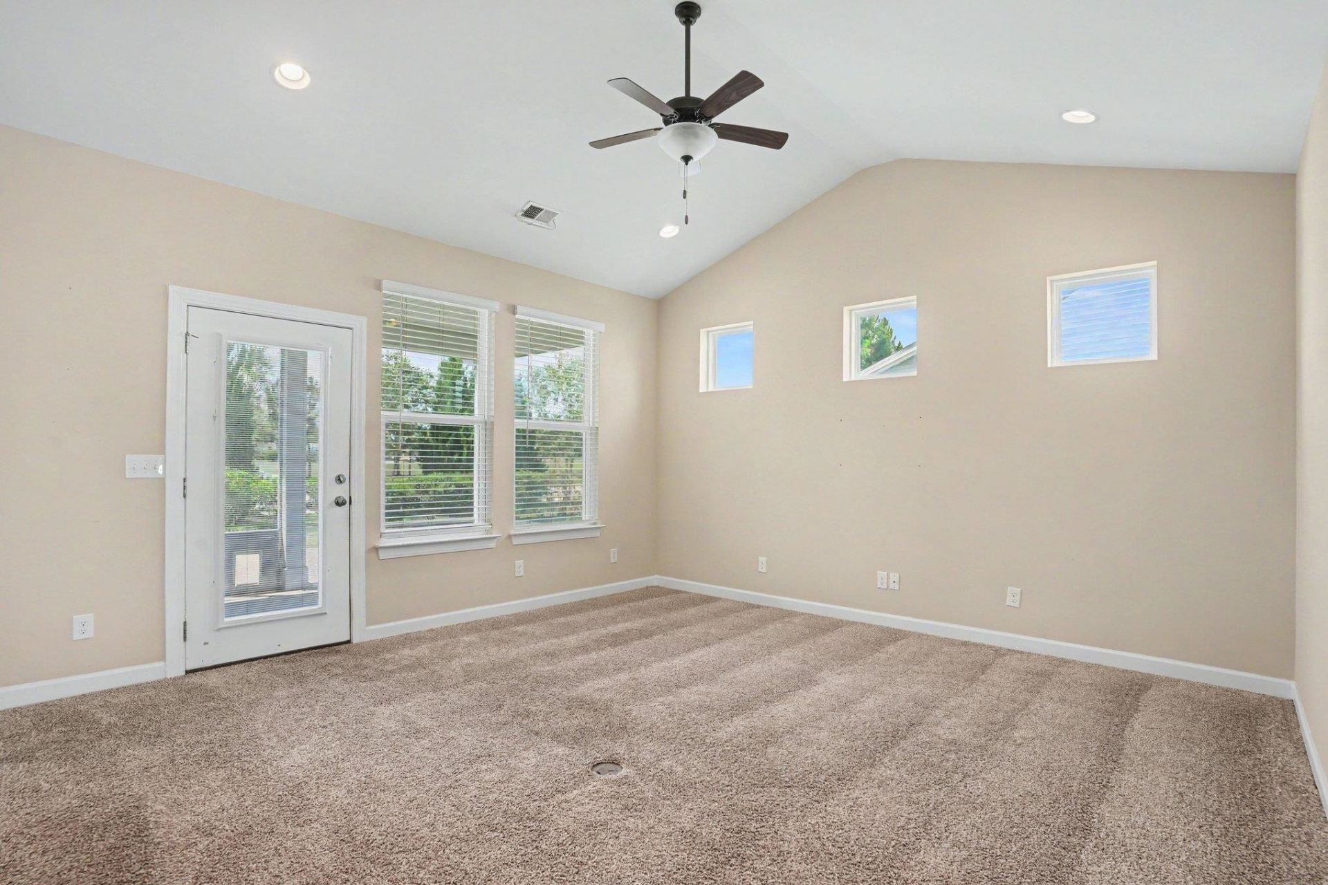 405 Goldenrod Circle Photo 7