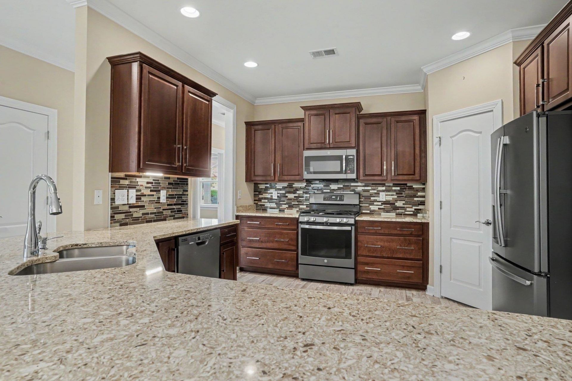405 Goldenrod Circle Photo 9
