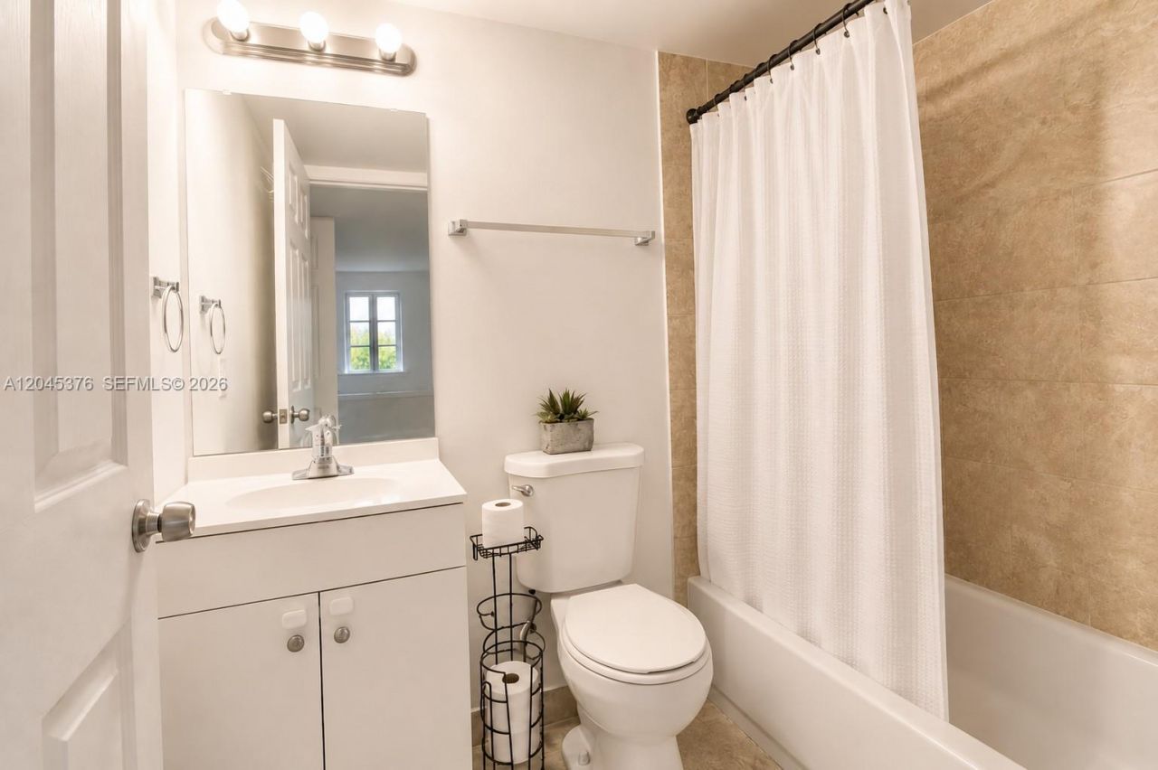 7090 NW 179th St , Unit 108, Hialeah, FL 33015 Photo