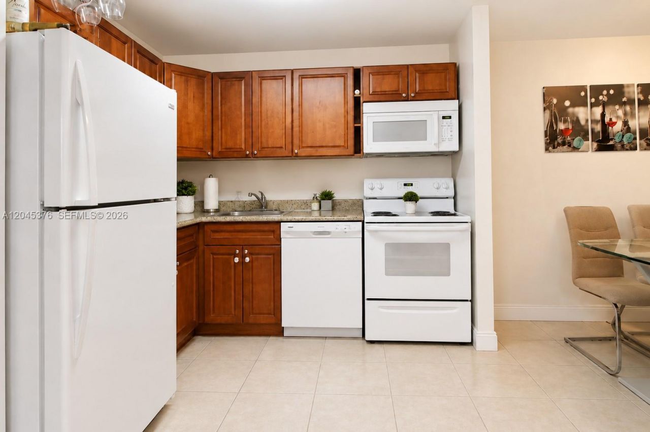 7090 NW 179th St , Unit 108, Hialeah, FL 33015 Photo