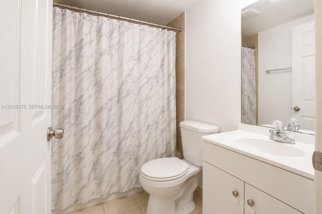 7090 NW 179th St , Unit 108, Hialeah, FL 33015 Photo