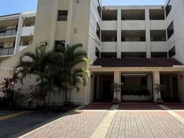 109 Lake Emerald Dr , Unit 105, Oakland Park, FL 33309