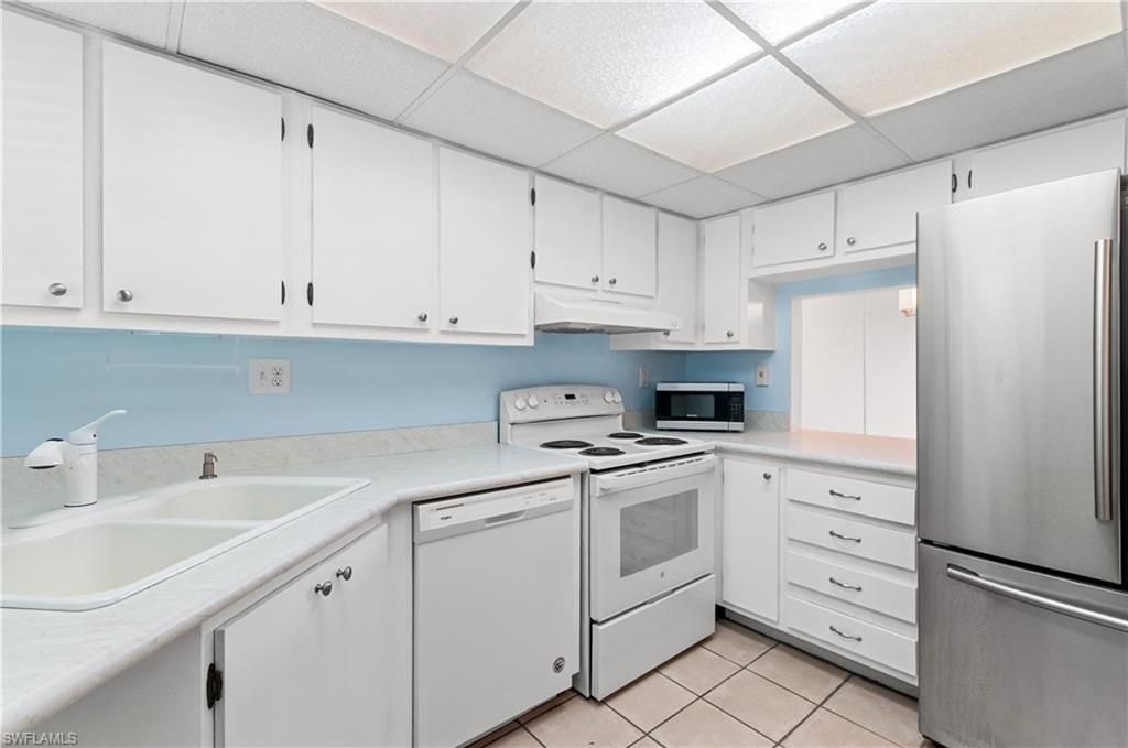 13 High Point Cir N, Unit 209, Naples, FL 34103 Photo