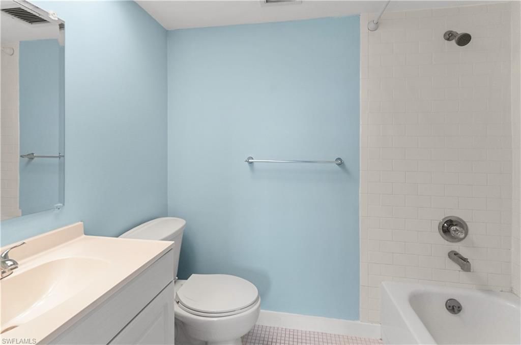 13 High Point Cir N, Unit 209, Naples, FL 34103 Photo