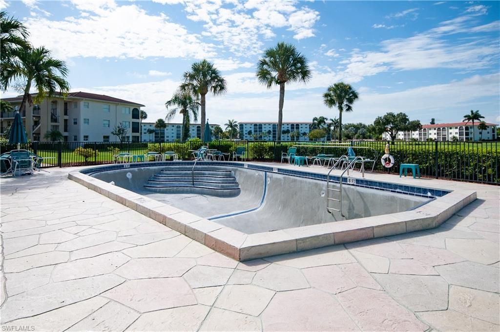 13 High Point Cir N, Unit 209, Naples, FL 34103 Photo